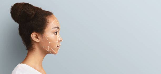 灰色背景上的非裔美国女性面部识别，留白全景图片下载