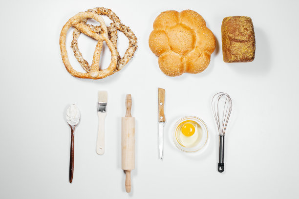 新鲜出炉的美味面包，面粉，鸡蛋和工具的烘焙原料。图片下载