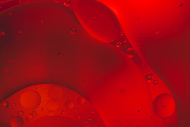 红色几何形状的水和油。图片下载