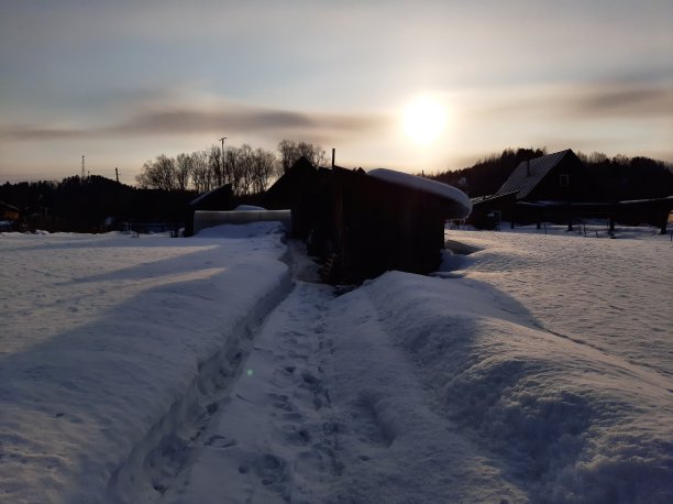 村庄里的冬日日落图片下载