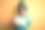 女子戴着绿帽子庆祝圣帕特里克节，举着旗帜与圣帕特里克短信严肃地面对思考问题，非常困惑的想法图片下载