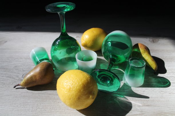 绿色的葡萄酒杯图片下载