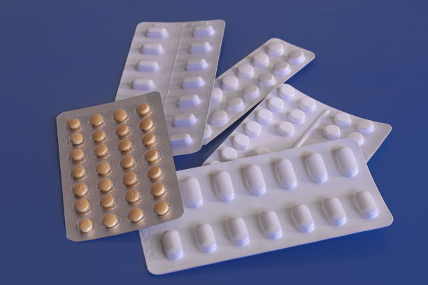 蓝色背景上有五个普通药片的水泡。药包。各种药物图片下载