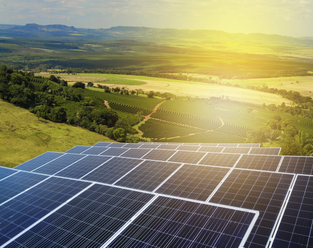 太阳能发电厂的日落图片下载