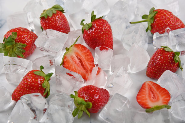 新鲜成熟的草莓和冰块摆在桌上图片下载