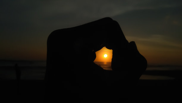 望远镜手的日落。图片下载