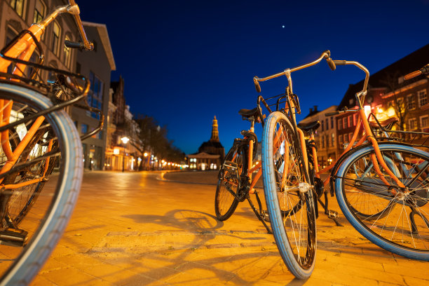 广场上的自行车图片下载