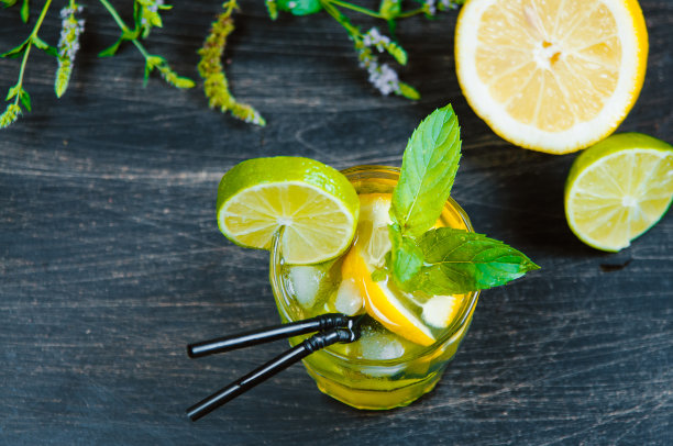 冰茶照片。新鲜冰茶加柠檬片和薄荷。清凉清凉的夏日饮品。副本的空间。图片下载