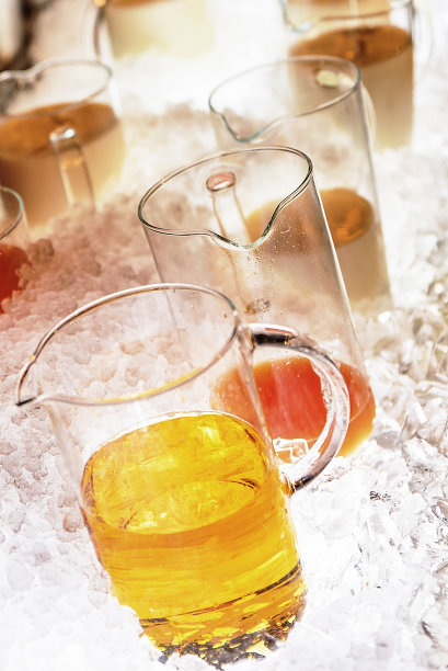 果汁在酒瓶里。酒店自助早餐。图片下载