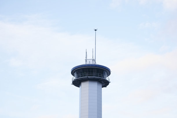 通信塔高悬蓝天，用天线为移动技术网络图片下载