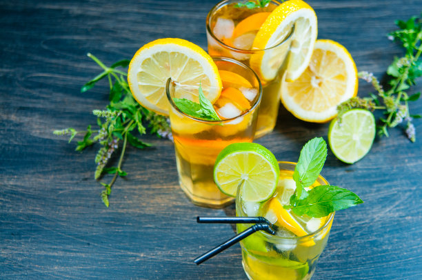冰茶照片。新鲜冰茶加柠檬片和薄荷。清凉清凉的夏日饮品。副本的空间。图片下载