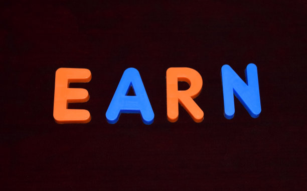 在黑暗的背景上用不同颜色的字母块写单词图片下载