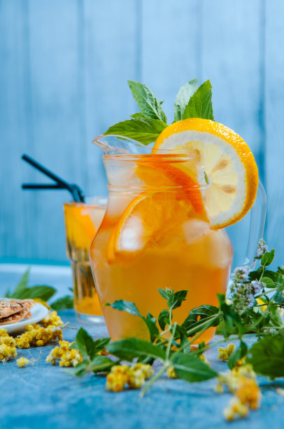 冰茶照片。新鲜冰茶加柠檬片和薄荷。清凉清凉的夏日饮品。副本的空间。图片下载