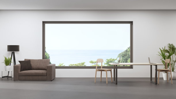 在家工作时，将笔记本电脑放在客厅附近的桌子上，并保持社交距离。图片下载