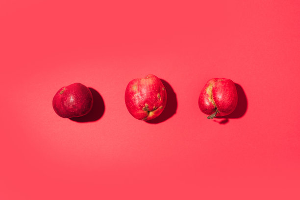 丑陋的水果的概念。有机红苹果。22、生态的概念，不是塑料。健康食品。副本的空间。前视图。“零浪费”的概念图片下载