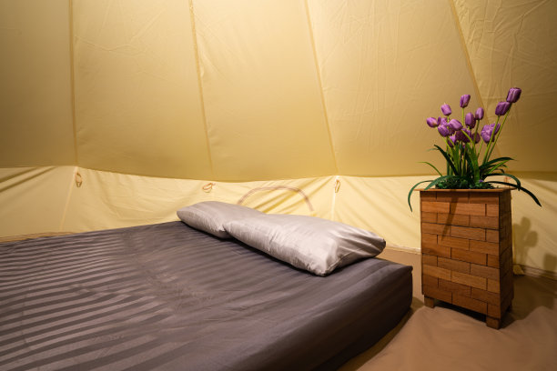 野营帐篷或圆顶小屋卧室。图片下载