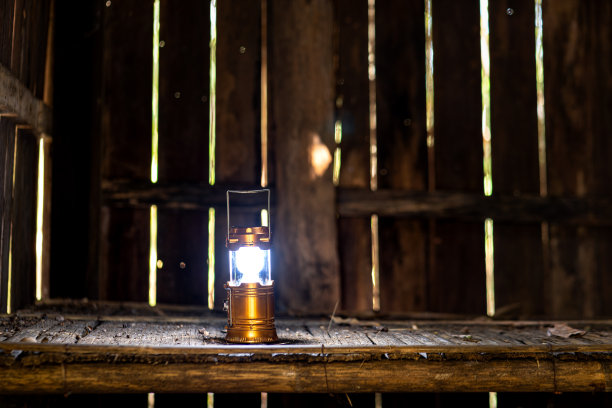 废弃处的电灯。图片下载