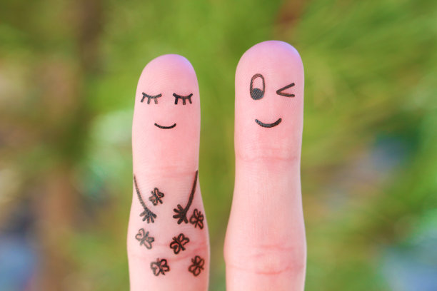 幸福夫妻的手指艺术。胃里蝴蝶的概念。图片下载