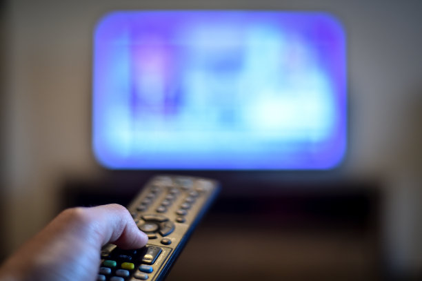 呆在家里的概念照片与人拿着电视遥控器快速在冠状病毒时代的新闻图片下载