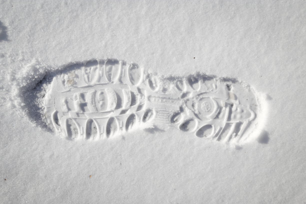 白雪皑皑的足迹图片下载