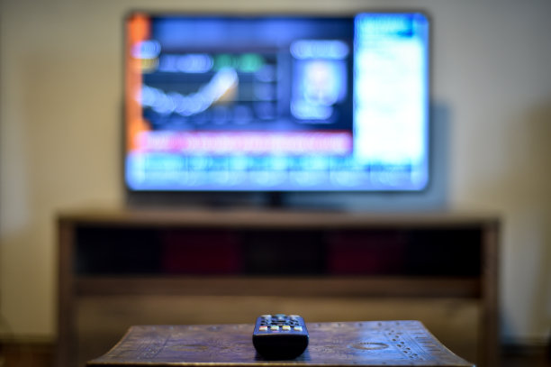 呆在家里的概念照片与人拿着电视遥控器快速在冠状病毒时代的新闻图片下载