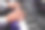 一个男人在玩电子合成器。手指在键盘上。图片下载