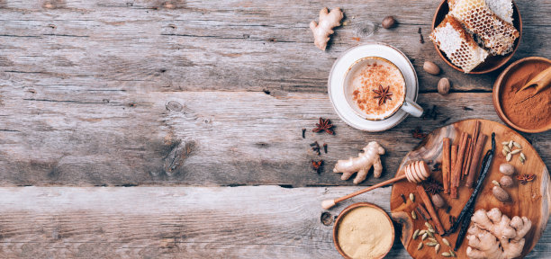 茶加牛奶，丁香，姜，豆蔻，肉桂，茴香，香草，蜂蜜，肉豆蔻。印度香料茶。俯视图，复制空间。抗病毒的饮料。健康的阿育吠陀香料饮料图片下载