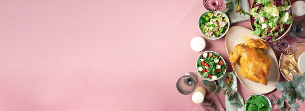 情人节，妇女节，母亲节，婚礼早午餐，节日家庭午餐和晚餐的概念。节日家庭餐桌。盛有沙拉和蔬菜的盘子，碗，点心，烤鸡，桉树花图片下载