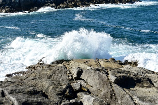 汹涌的海浪拍打着岩石。加利西亚,西班牙。图片下载