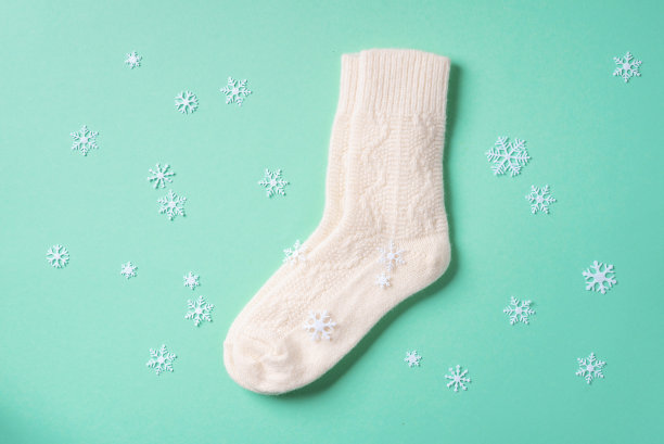 一双蓝色底色的白色毛织袜子。前视图。副本的空间。圣诞和新年温馨的节日作文。冬天的天气图片下载