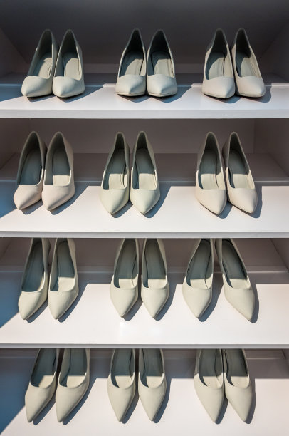 相同的灰色女鞋图片下载