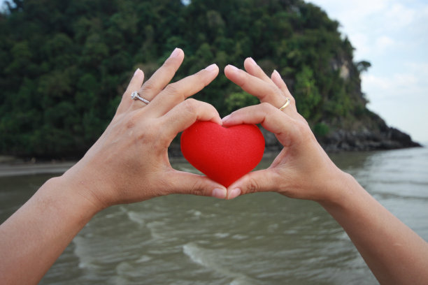年轻女人手里拿着一颗心。情人节爱的概念。爱的力量图片下载