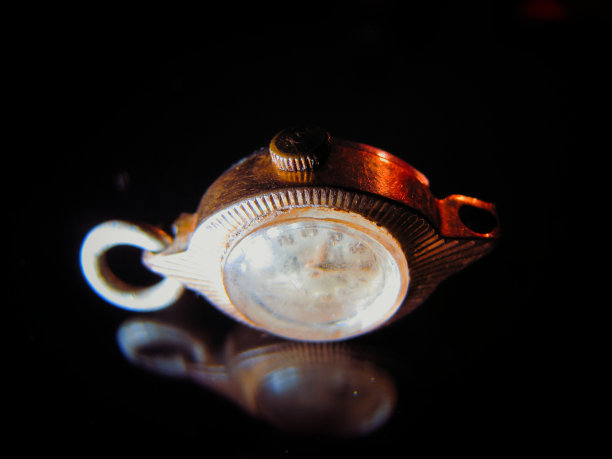 带有金色细节的古董钟图片下载