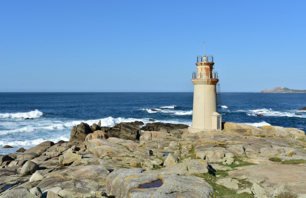著名的木夏老灯塔位于圣地亚哥卡米诺欧洲宗教朝圣之旅，有着蔚蓝的天空和波涛汹涌的大海。加盟西班牙加利西亚。图片下载