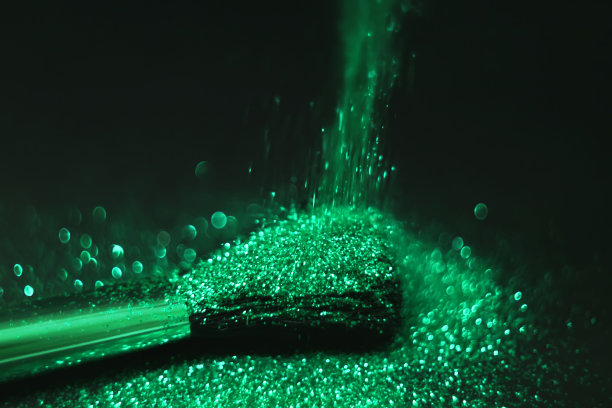 化妆刷和设计上的金色闪光纹理。在白色背景上。选择性聚焦-图像图片下载