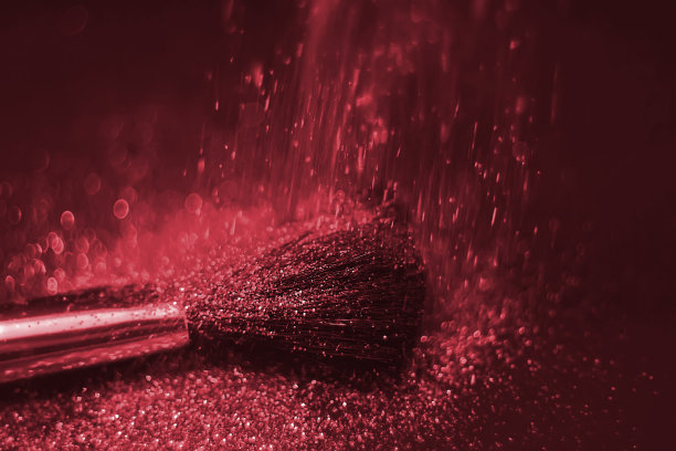 化妆刷和设计上的金色闪光纹理。在白色背景上。选择性聚焦-图像图片下载