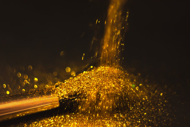 化妆刷和设计上的金色闪光纹理。在白色背景上。选择性聚焦-图像图片下载