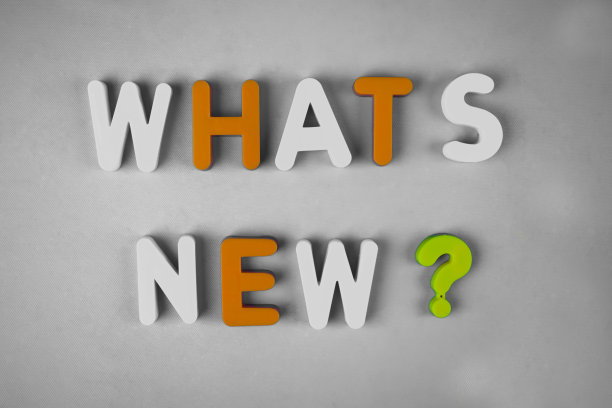 有什么新鲜事吗?在白色背景上用不同颜色的字母块书写的字图片下载