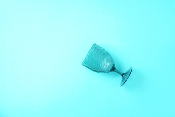 蓝色背景上的香槟杯和文本复制空间。前视图。节日和庆祝概念。图片下载