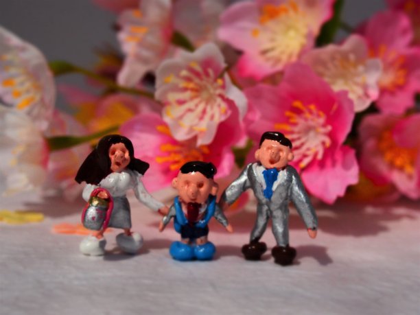 以小学入学典礼及毕业典礼上的家长与孩子的微型人像拍摄风景照片。图片下载