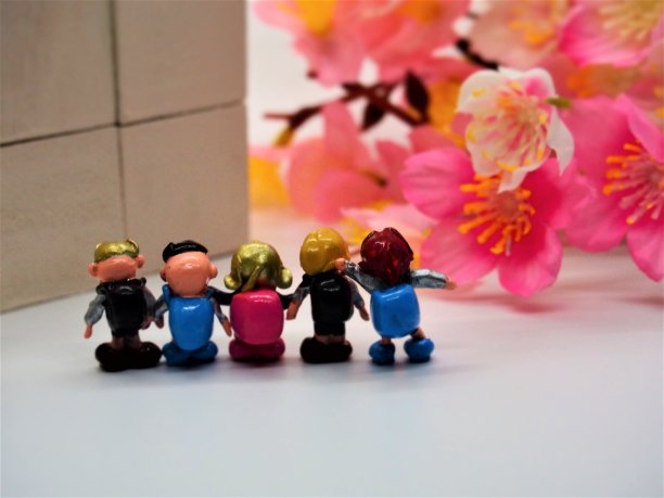 一张用微型雕像拍摄的小学入学典礼和毕业典礼的风景照片，后面有五个人图片下载