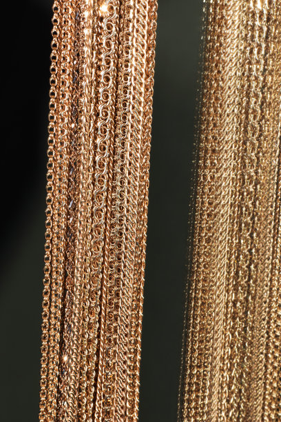 黑色背景上的金色链条。奢侈品的概念。图片下载