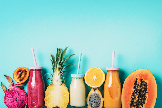 彩色冰沙饮料在玻璃瓶与吸管和水果成分-木瓜，橘子，菠萝，火龙果，火龙果，蕃茄水果在蓝色的背景。俯视图，平放，复制空间图片下载