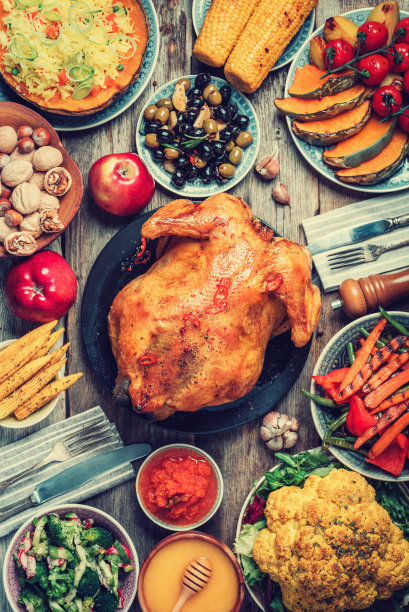 感恩节晚餐的烹饪准备。传统菜肴:鸡肉、南瓜、玉米、蔬菜沙拉在木制背景上。俯视图，复制空间。秋收，有机蔬菜。家庭聚餐图片下载