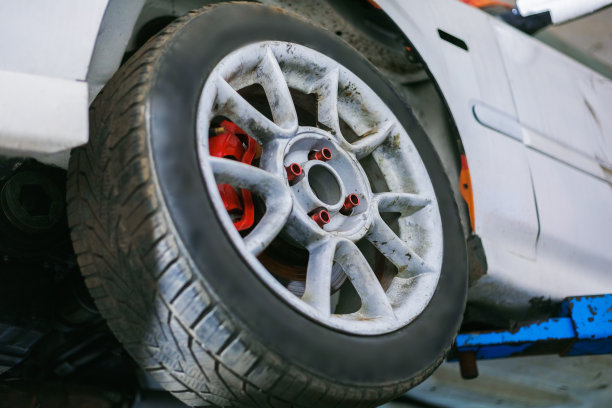 车辆车轮从下方观察图片下载