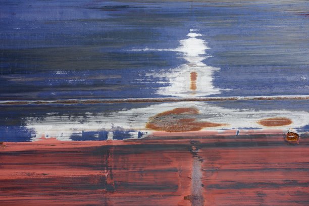 通过韦兰运河7号船闸的船身上有白、蓝、红的条纹和铁锈图片下载