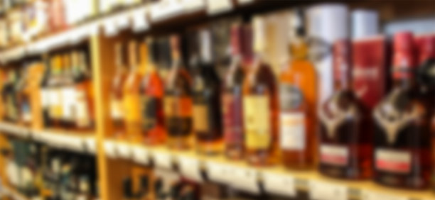 酒精展示模糊的背景。模糊抽象的超市货架背景图片下载