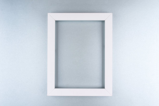 白色文本框架上的银色背景。图片下载