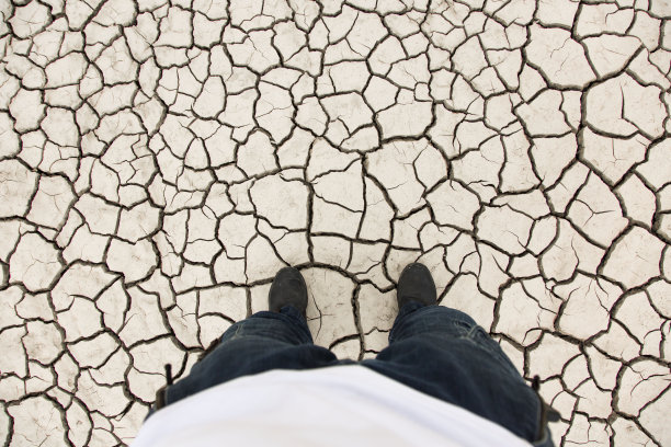 龟裂地面俯视图图片下载