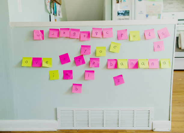 家庭学校学习拼写练习的便利贴图片下载